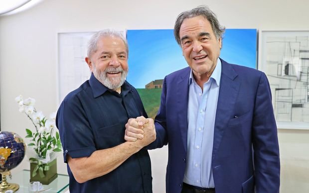 Lula é muito corajoso, e uma pessoa importante, porque ele luta pela paz”,  diz o cineasta Oliver Stone - Gazeta FM